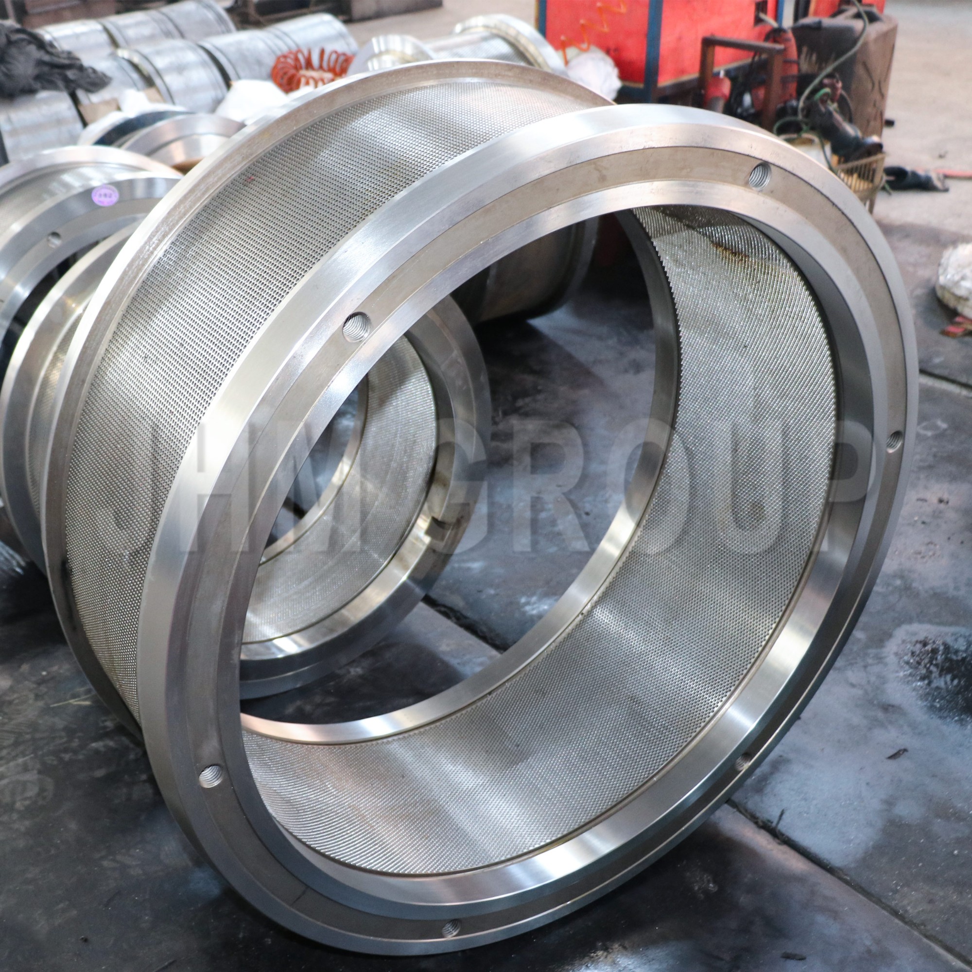 Sinking feed pellet die
